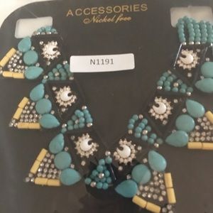 Statement necklace in package